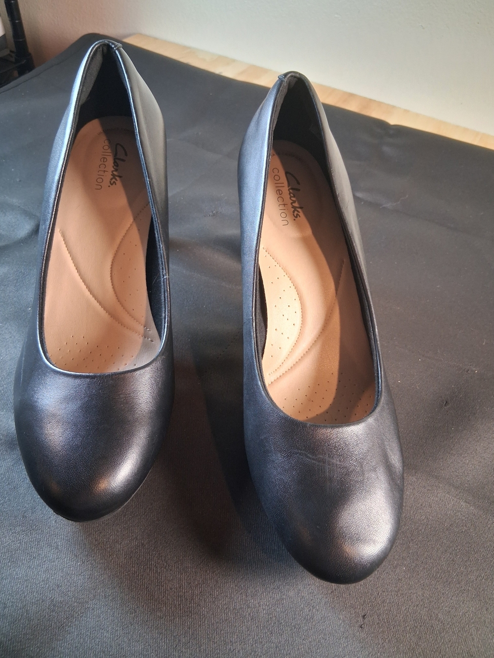 Clarks Black Leather Women's Rounded-Toe Pumps